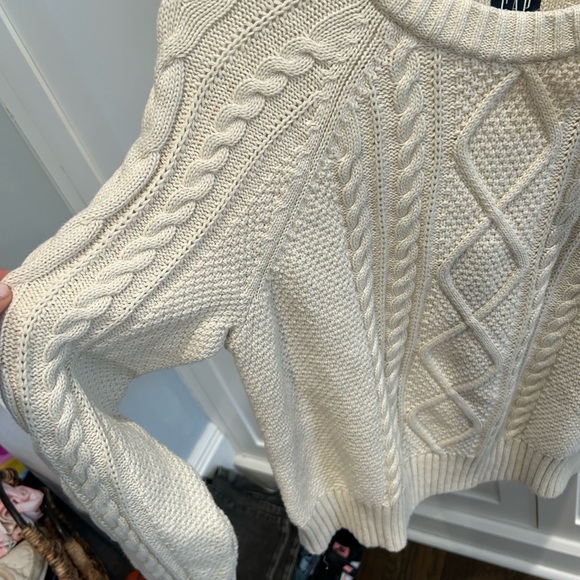 NWT Gap Cream Women’w Cable Knit Sweater. Size small. - Picture 3 of 4